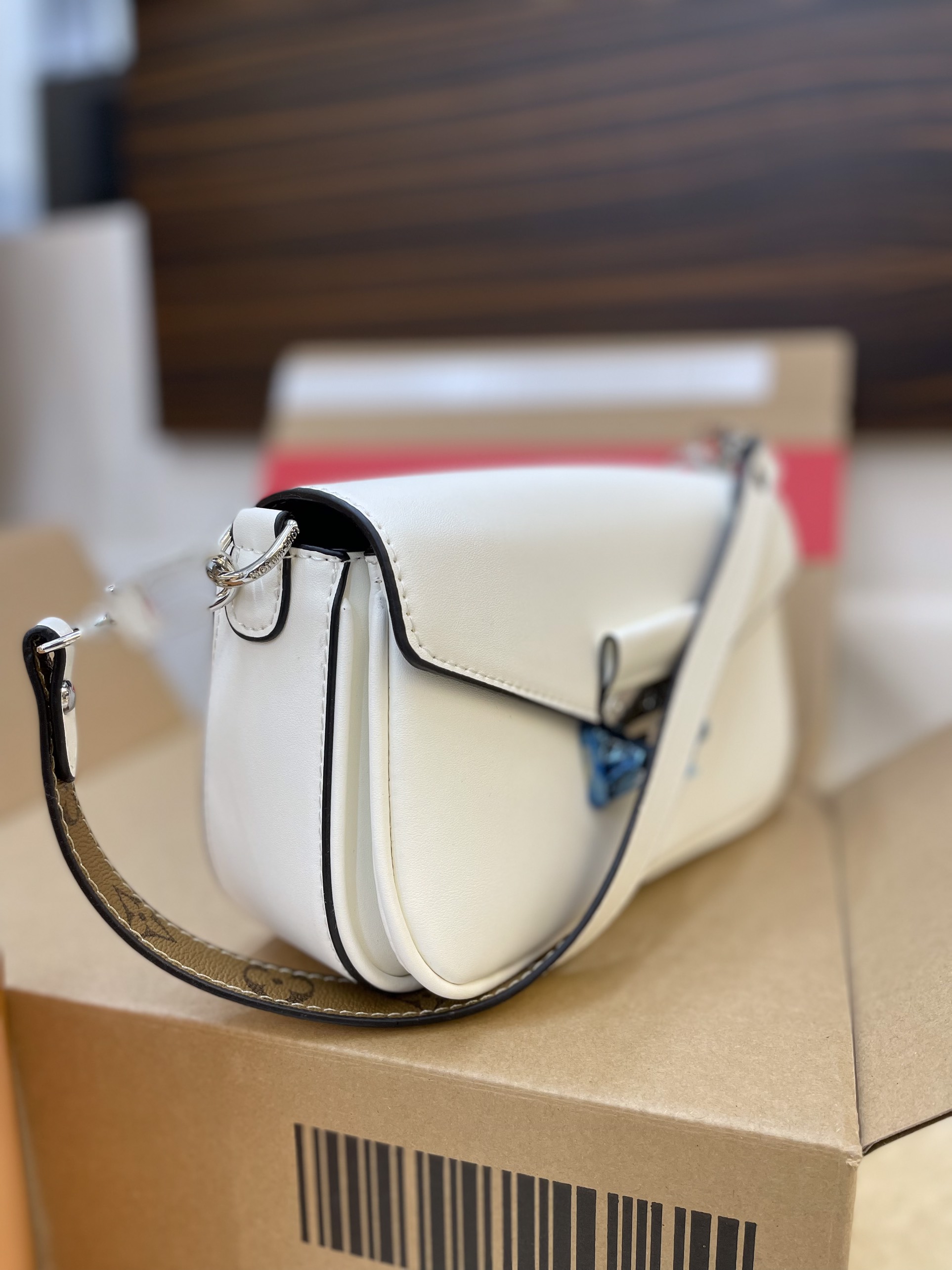 Túi Xách LV Swing Super Màu Trắng Size 21cm